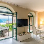 Guesthost - Flat X4 In With Swimming Pool!
