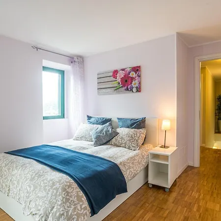 Guesthost - Flat X4 In With Swimming Pool! * Nesso